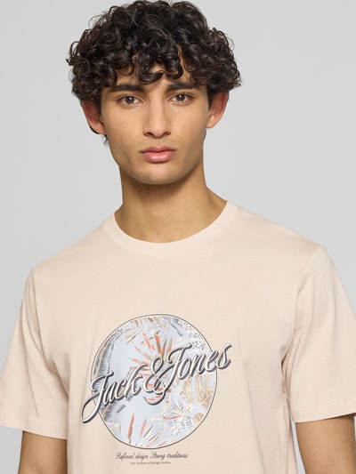 Männermodel trägt Herren T-Shirt mit Rundhalsausschnitt Modell 'HONOLULU' von Jack & Jones, Reine Baumwolle, Regular-Fit, Print, Nahaufnahme Oberkörper.