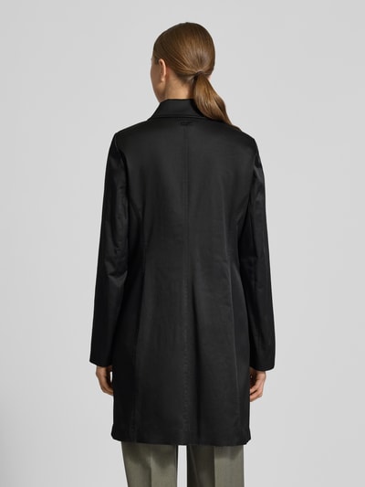Frauenmodel trägt Regular Fit Mantel mit Umlegekragen Modell 'Mina' von CINQUE, Schwarz, glatte Textur, Rückenansicht, Ganzkörperansicht Rückansicht. Elastischer Baumwoll-Mix, Pattentaschen, durchgängige Knopfleiste, Rückenlänge 88 cm, Schulterbreite 35 cm, Brustweite 46 cm, Ärmellänge 63 cm.