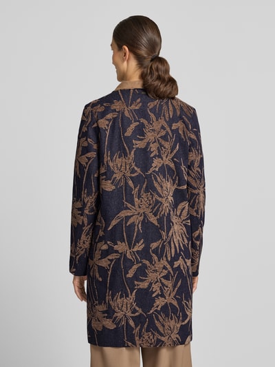 Frauenmodel trägt Relaxed Fit Mantel mit Baumwoll-Viskose-Anteil von White Label, Dunkelblau mit braunem floralem Allover-Print, Rückenansicht, Ganzkörperansicht Rückansicht.