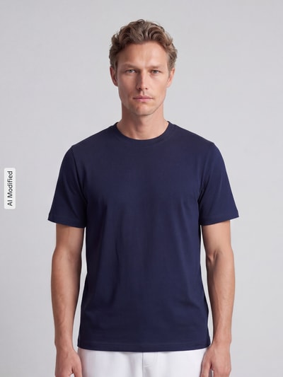 Männermodel trägt T-Shirt mit Rundhalsausschnitt von MCNEAL in Dunkelblau, Slim Fit, reine Baumwolle, Ganzkörperansicht von vorne.