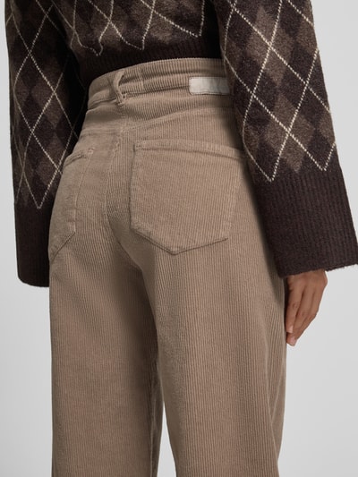 Vrouwenmodel draagt Balloon Fit corduroy broek uit katoenmix model '94VIA' van GANG, Dames corduroy broek, detailopname rugaanzicht.