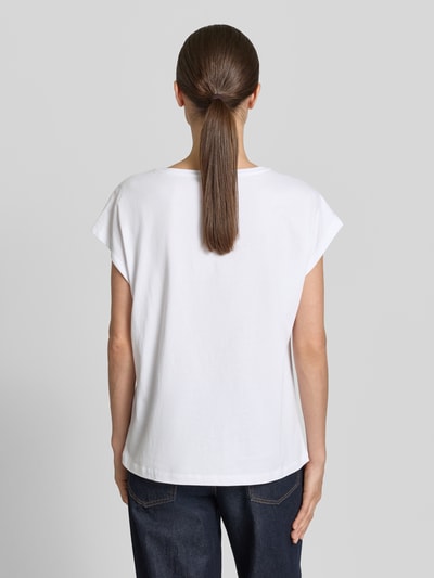 Frauenmodel trägt Oversized T-Shirt mit Motiv-Print von Smith and Soul in Weiß aus reiner Baumwolle, Ganzkörperansicht Rückansicht.