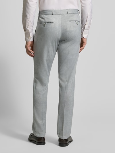 Männermodel trägt graue Hose mit Bügelfalten und Schnürung Modell 'SpartaFlex' von Zuitable, Material-Mix mit Lyocell, Ganzkörperansicht Rückansicht.
