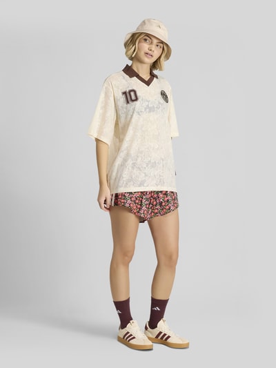 adidas Sportswear Loose Fit Sport-Trikot aus semi-transparenter Spitze mit Patches Offwhite 1