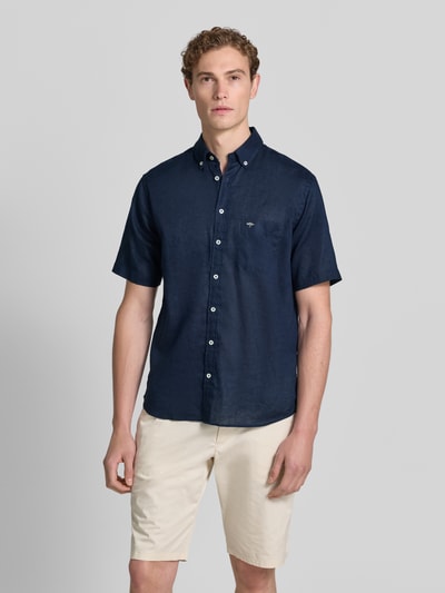 Männermodel trägt Slim Fit Freizeithemd aus Leinen-Baumwoll-Mix von Fynch-Hatton in Dunkelblau mit Button-Down-Kragen, Brusttasche, Label-Stitching und Knopfleiste, Rückenlänge 74 cm, Schulterbreite 48 cm, Ärmellänge 26 cm, Ganzkörperansicht von vorne.