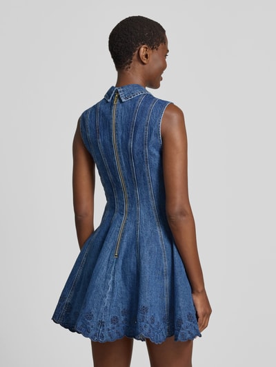 Frauenmodel trägt Minikleid in Denim-Optik von Self-Portrait aus Baumwoll-Mix, taillierte Passform, Umlegekragen, ärmelloses Design, Ganzkörperansicht Rückansicht.