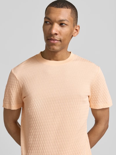 Männermodel trägt T-Shirt mit Strukturmuster Modell 'Raulos' von JOOP! Collection aus Reine Baumwolle in Modern Fit, Nahaufnahme Oberkörper.