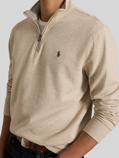 Männermodel trägt Regular Fit Sweatshirt aus Baumwoll-Mix von Polo Ralph Lauren in Beige mit sichtbarer Struktur, Nahaufnahme Oberkörper.