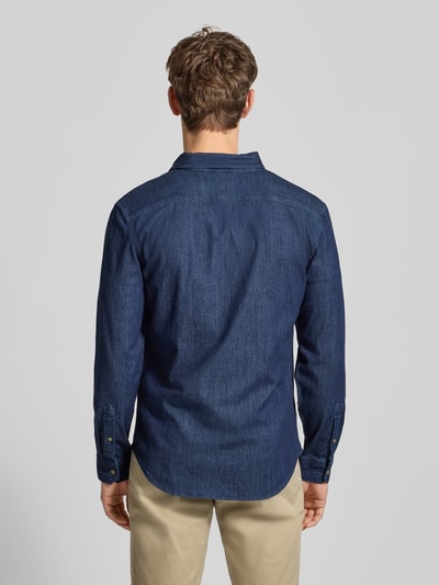 Męski model nosi Freizeithemd in Denim-Optik od Levi's®, bawełna ze stretchem, regular fit, niebieski, widok całej sylwetki z tyłu.