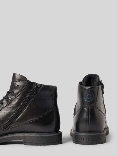 Produktfoto, Boots aus echtem Leder Modell 'Caj' von bugatti in Schwarz mit abgerundeter Passform, Logo-Detail, profilierter Sohle, Schnürverschluss, 3 cm Absatzhöhe, 12 cm Schafthöhe, 11 cm Schaftweite, matte glatte Oberfläche, seitlicher Reißverschluss und geprägtes Branding, Herrenmodell