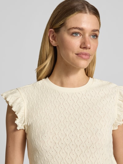 Frauenmodel trägt Strickshirt mit Rundhalsausschnitt und Wellensaum von Jake*s Casual aus Reine Baumwolle, Regular-Fit, Nahaufnahme Oberkörper.
