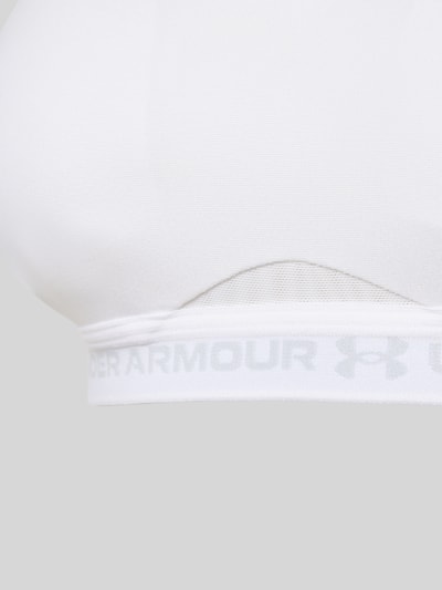 Produktfoto, weißer Sport-BH mit Label-Schriftzug Modell 'UA Crossback Low Bra' von Under Armour, Damen Sport-BH von Under Armour, glatte Oberfläche, feines Mesh-Detail am Unterbrustband