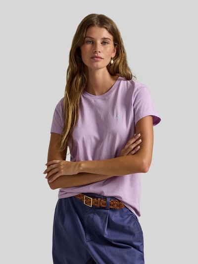 Modelka kobieca ma na sobie T-Shirt mit Label-Stitching od Polo Ralph Lauren z czystej bawełny, krój regular fit, jasnofioletowy kolor, widok na górną część ciała z przodu.