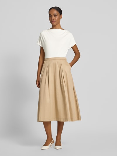 Frauenmodel trägt Midi-Freizeitkleid aus reiner Baumwolle von s.Oliver BLACK LABEL, Optik: Unifarben, Passform: Regular-Fit, Midi-Länge, Wasserfall-Ausschnitt, Logo-Applikation aus Metall, Kellerfalte, Nahtreißverschluss, Ärmelform: Kurzarm, seitliche Eingrifftaschen, Material: reine Baumwolle, Viskose-Mix, Ganzkörperansicht von vorne.