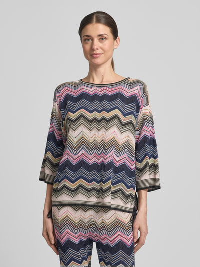 Frauenmodel trägt Strickshirt mit 3/4-Arm von Oui, Viskose-Baumwoll-Mix, Regular-Fit, Allover-Look, Rundhalsausschnitt, Nahaufnahme Oberkörper.