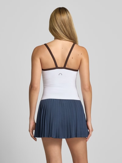 Frauenmodel trägt Slim Fit Top mit Strukturmuster von VARLEY, elastischer Material-Mix, Spaghettiträger, Rückansicht, Ganzkörperansicht Rückansicht.