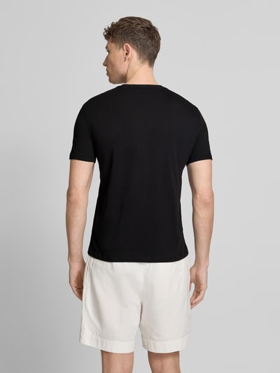 Männermodel trägt T-shirt met logoprint en ronde hals van ARMANI EXCHANGE, puur katoen, regular fit, ruglengte maat M 71 cm, Ganzkörperansicht Rückansicht.