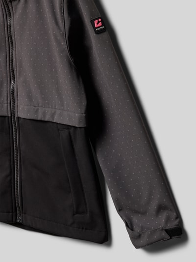 Produktfoto, Softshell-Jacke mit Label-Detail von Killtec, czarna i szara mieszanka materiałów z dodatkiem streczu, wpuszczane kieszenie, detal z logo, krój regular fit, kaptur, zamek błyskawiczny, dla dzieci, długość tyłu w rozmiarze 140: 52 cm, szerokość ramion w rozmiarze 140: 31 cm, długość rękawów w rozmiarze 140: 49 cm