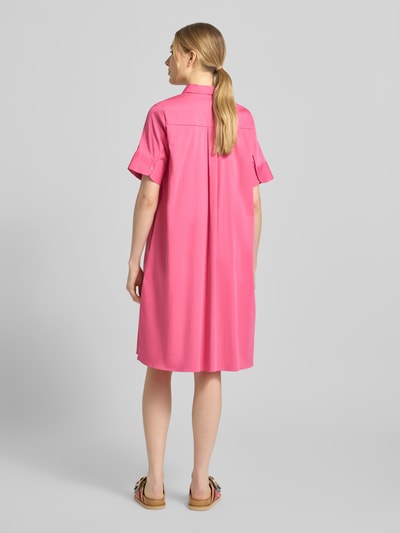 Vrouwenmodel draagt knielanges Hemdblusenkleid mit Knopfleiste van Milano Italy in roze, katoenmengsel met stretch; rechte fit, knielengte, overhemdkraag, halve mouw, ruglengte 98 cm, borstwijdte 52 cm, mouwlengte 27 cm; volledige lichaamsaanzicht rugaanzicht.
