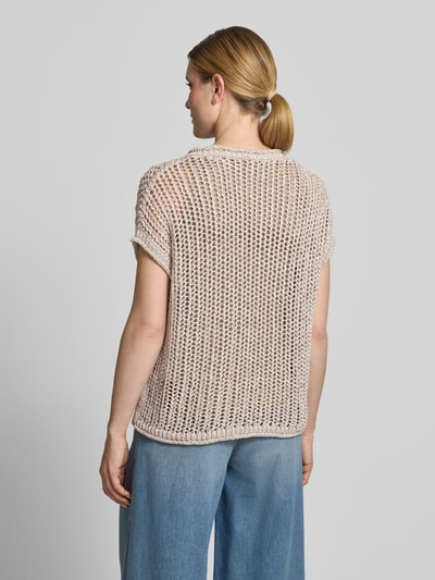 Frauenmodel trägt Pullunder mit V-Ausschnitt Modell 'RUDY' von Soyaconcept aus Baumwoll-Mix, Relaxed-Fit, Rückenlänge 62 cm, Rückansicht.