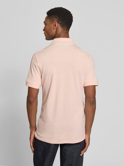 Männermodel trägt Regular Fit Poloshirt aus reine katoen Modell 'PRIME' van BOSS Orange, effen, korte mouwen, piqué, rugaanzicht