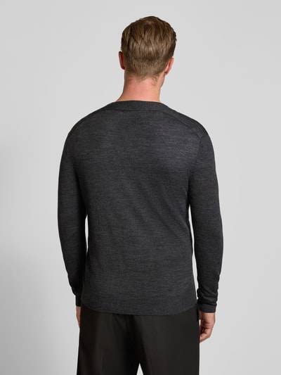 Männermodel trägt Regular Fit Strickjacke aus reiner Wolle von Jake*s Studio Men in Dunkelgrau, glatte Textur, Ganzkörperansicht Rückansicht.