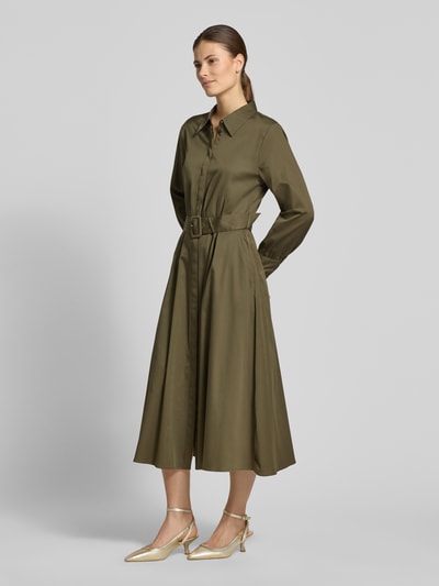 Vrouwenmodel draagt Regular Fit Midikleid met Umlegekragen van comma in olijfgroen, elastische katoenmix, tailleband, lange mouwen, knoopsluiting, midilengte, vooraanzicht hele lichaam.
