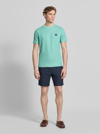 Männermodel trägt T-shirt met labelpatch en ronde hals, recht model, puur katoen, ruglengte maat M 69 cm van Lerros, ganzkörperansicht van voren.