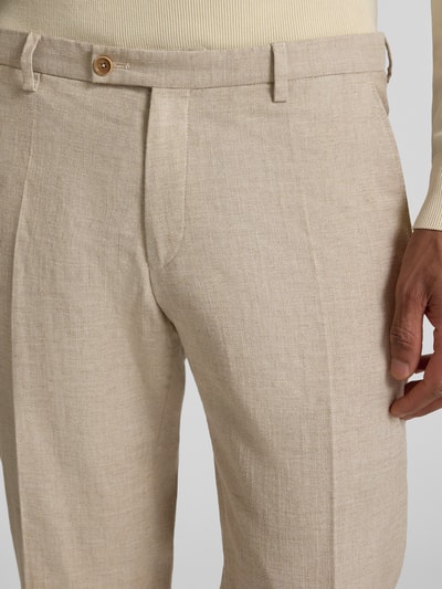 Mężczyzna nosi Slim Fit Anzughose in melierter Optik Modell 'Paco' od CG Club of Gents, mieszanka bawełny z dodatkiem żywej wełny, kanty, jasny beż, detal z guzikiem i zamkiem błyskawicznym, wpuszczane kieszenie i kieszenie z wypustką, materiał gładki, długość wewnętrzna nogawki 81 cm, szerokość w pasie 43 cm, Ganzkörperansicht z przodu, zdjęcie zbliżeniowe na biodra.