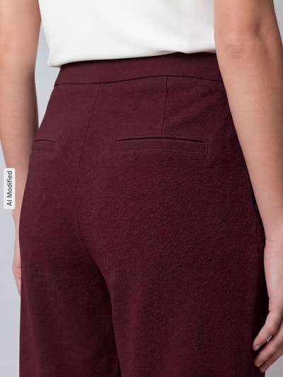 Vrouwenmodel draagt Weite Hose met elastische band model 'PALINA' van Raffaello Rossi in bordeauxrood, detailopname achterzijde, Dames wijdte broek van Raffaello Rossi