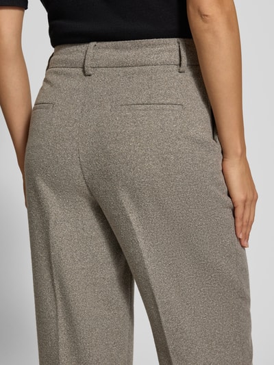 Vrouwenmodel draagt Hose mit Bügelfalten und Eingrifftaschen van Christian Berg Woman Selection, materiaalmix met viscose, relaxed fit, persplooien, steekzakken, achterzakken, binnenbeenlengte bij maat 36: 67 cm, bandwijdte bij maat 36: 40 cm, detailopname rugaanzicht.