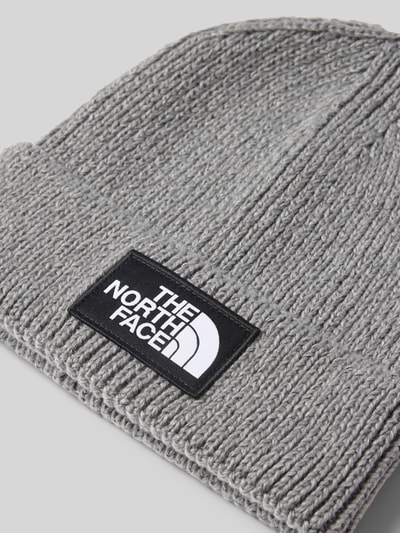 Produktfoto, Beanie in Ripp-Optik von The North Face, grauer Strick, elastischer Material-Mix, Label-Patch, breiter Umschlag.