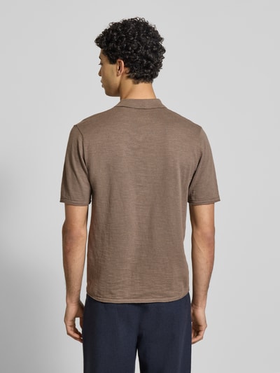 Männermodel trägt Slim Fit Poloshirt in Strick-Optik Modell 'Kane' von JACK & JONES, Herren, Reine Baumwolle, Kurzärmelig, Polokragen, Rückenlänge 67 cm, Ganzkörperansicht Rückansicht.