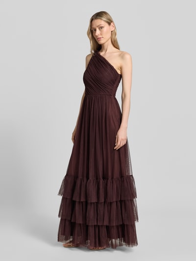 Frauenmodel trägt Maxikleid im One-Shoulder-Look von LACE & BEADS aus Mesh in A-Linie mit Stufen-Look, Rückenlänge 150 cm, Brustweite 40 cm, Ganzkörperansicht von vorne.