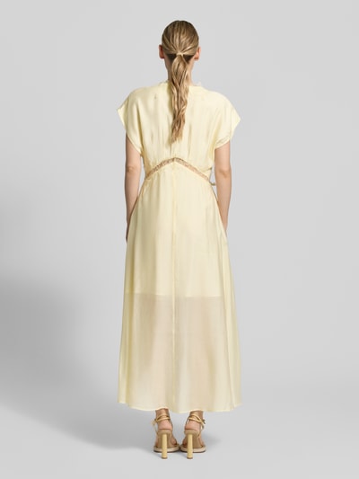 Frauenmodel trägt Midikleid mit V-Ausschnitt und Spitze Modell 'MOLLY' von Copenhagen Muse, Lyocell-Mix, taillierter Schnitt, Kappärmel, Rückenlänge 139 cm, Brustweite 35 cm, pastellgelb, leichte Transparenz, glatte Textur, Ganzkörperansicht Rückansicht.