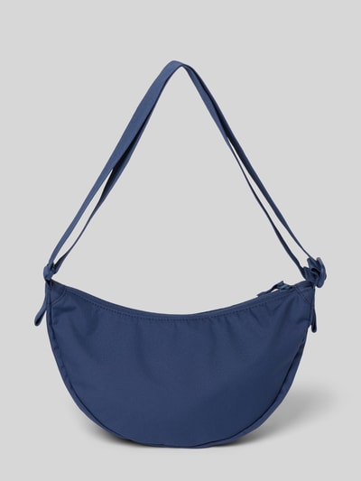 Produktfoto, Umhängetasche mit Label-Detail von Gotbag in Dunkelblau mit Hauptfach, Reißverschluss, verstellbarem Schulterriemen, Innenfach, Breite 32 cm, Länge 19 cm, Tiefe 10 cm, Riemenlänge 82 cm.