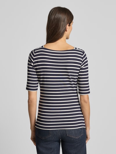 Frauenmodel trägt T-Shirt mit U-Boot-Ausschnitt von Comma im Streifenmuster, Viskose-Mix mit Elasthan-Anteil, körpernaher Schnitt, 1/2 Arm, Rückenlänge bei Größe 36 58 cm, Ganzkörperansicht Rückansicht.