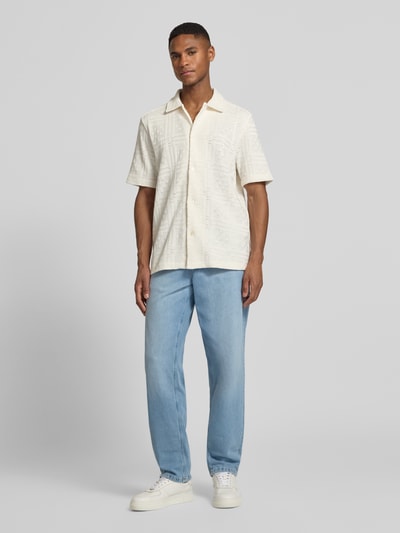 Męski model nosi Straight Fit Jeans im 5-Pocket-Design Modell 'Ryder' od Les Deux w jasnoniebieskim kolorze, czysta bawełna, krój prosty, szerokość w rozmiarze 32/32: 43 cm, długość nogawki wewnętrznej: 80 cm, zdjęcie całej sylwetki z przodu.