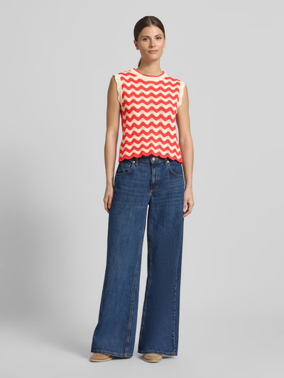 Frauenmodel trägt Pullunder im Allover-Look mit Wellensaum von Christian Berg Woman, Regular-Fit, Rundhalsausschnitt, Rückenlänge bei Größe S: 55 cm, Ganzkörperansicht von vorne.