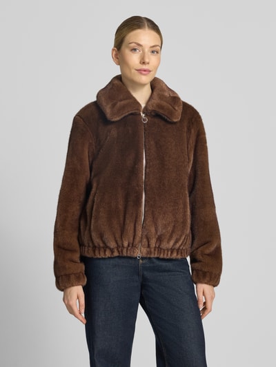 Frauenmodel trägt Regular Fit Jacke aus Kunstfell von FUCHS SCHMITT, braun, Umlegekragen, Zweiwege-Reißverschluss, Ganzkörperansicht von vorne. Rückenlänge 57 cm, Schulterbreite 43 cm, Brustweite 54 cm, Ärmellänge 61 cm.