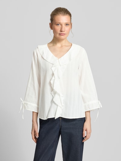 Frauenmodel trägt Regular Fit Bluse mit Volants von Smith and Soul in Weiß mit Strukturmuster, 3/4-Arm, Rundhalsausschnitt, Ganzkörperansicht von vorne.