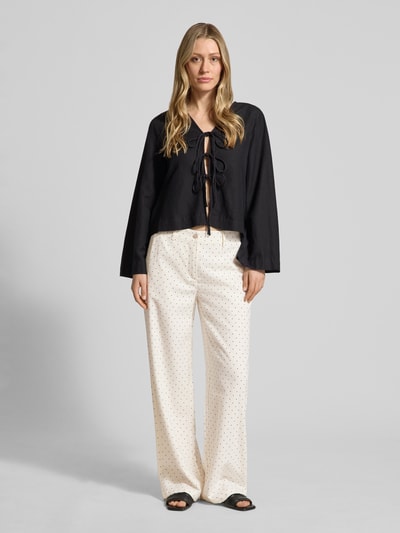 Frauenmodel trägt Wide Leg Pants aus Viskose-Mix mit Eingrifftaschen von FREE/QUENT, Damen Wide-Leg-Pants im Leinen-Viskose-Anteil, Modell 'Anya', helle Farbe mit kleinen Punkten, Knopf- und Reißverschluss, französische Eingrifftaschen, Gesäßleistentaschen, Ganzkörperansicht von vorne.