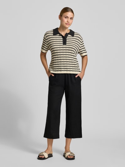 Frauenmodel trägt Wide-Leg-Pants mit elastischem Bund Modell 'Lava' von FREE/QUENT im schwarzen Leinen-Mix mit Viskose-Mix, Loose-Fit, seitliche Eingrifftaschen, Kordelzug und strukturierter Oberfläche, Damen Ganzkörperansicht von vorne.