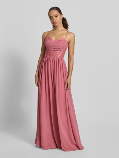 Modelka kobieca nosi Corsagenkleid mit Spitze od Mascara w kolorze różowym, z koronką, regulowanymi ramiączkami, krój slim fit, długość maxi, z tylu zamek, szyfonowa faktura, szerokość w rozmiarze 36: 42 cm, długość tyłu: 124 cm; widok całej sylwetki z przodu.