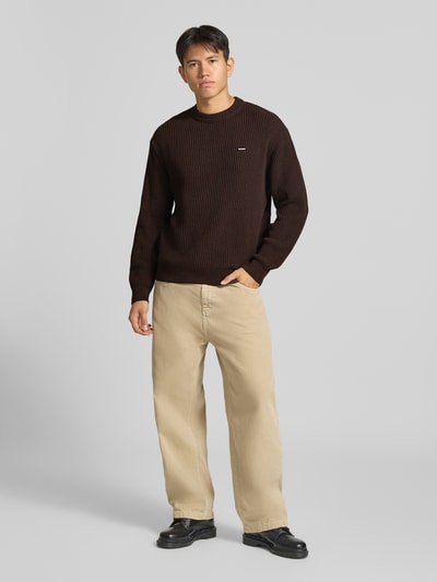 REVIEW Regular Fit Strickpullover aus Baumwoll-Mix mit Label-Patch Dunkelbraun 1