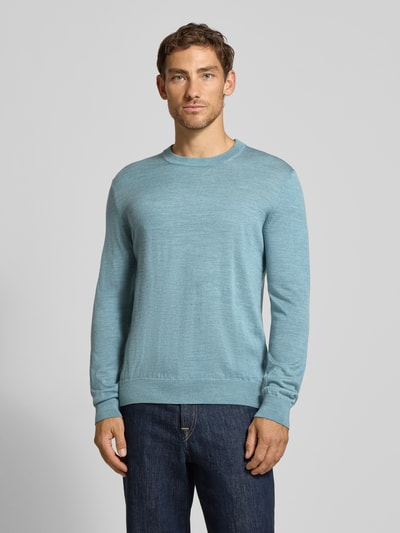 Männermodel trägt Regular Fit Pullover aus reiner Wolle von Jake*s Studio Men in Hellblau, feine Textur, Ganzkörperansicht von vorne.