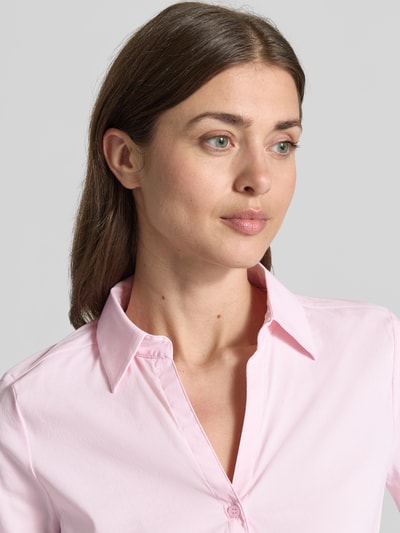 Frauenmodel trägt Hemdbluse im Halbarm-Design von More & More in zartem Rosa, Baumwoll-Mix, taillierte Passform, Nahaufnahme Oberkörper.