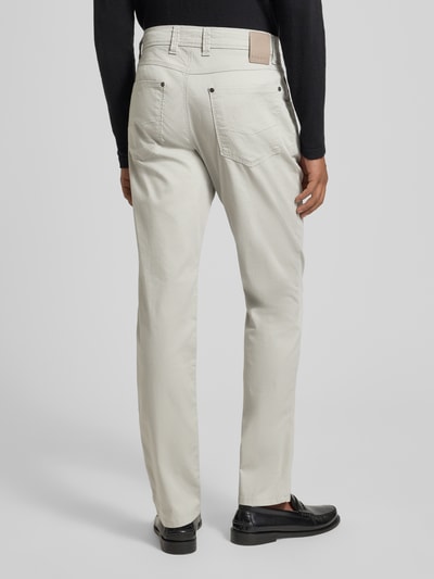 Männermodel trägt Hose im 5-Pocket-Design Modell 'CORDOBA' von bugatti in Beige, Baumwoll-Mix mit Stretch, Straight Fit, Ganzkörperansicht Rückansicht.