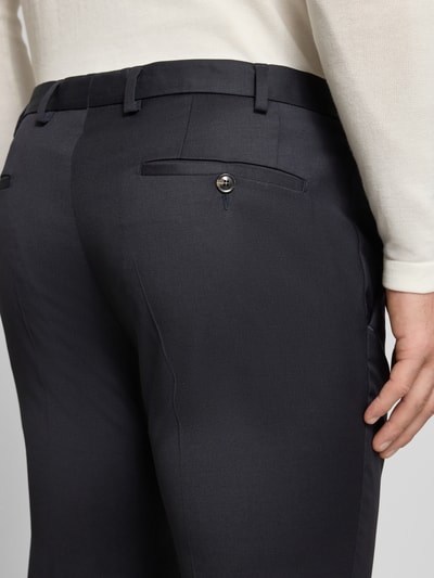 Männermodel trägt Slim Fit Anzughose mit Bügelfalten Modell 'Move Apollo' von DIGEL, dunkel, glatte Textur, Detailaufnahme Rückansicht. Schurwoll-Elasthan-Mix, Gesäßtaschen, Kontext: Bundweite 35 cm, Innenbeinlänge 80 cm bei Größe 50.