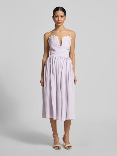 Frauenmodel trägt Cocktailkleid im Off-Shoulder-Look von LACE & BEADS aus Reine Baumwolle, A-Linie, Midikleid, V-Ausschnitt, Gelegte Falten, hellfliederfarbener Stoff, glatte Textur, Ganzkörperansicht von vorne.